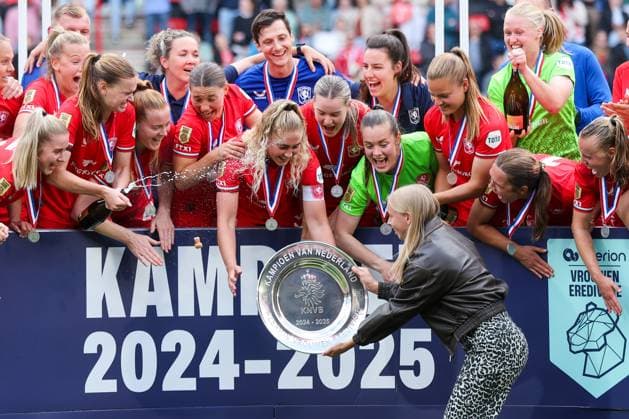 Fußball, Frauen, Twente Enschede feiert den Gewinn der Meisterschaft in den Niederlanden 2025-05-17 FC Twente v AZ - Dutch Azerion Women s Eredivisie ENSCHEDE, NETHERLANDS - MAY 17: FC Twente women winning the Azerion Women Eredivisie during the Dutch Azerion Women s Eredivisie match between FC Twente and AZ at Grolsch Veste on May 17, 2025 in Enschede, Netherlands. Enschede Grolsch Veste Netherlands Content not available for redistribution in The Netherlands directly or indirectly through any third parties. Copyright: xPeterxLousx