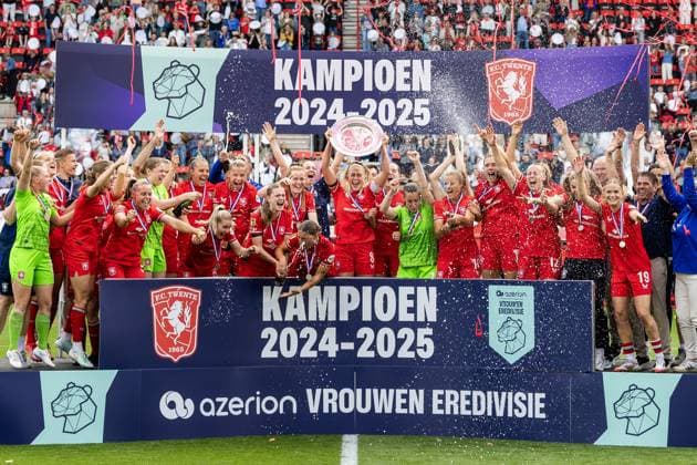 Fußball, Frauen, Twente Enschede feiert den Gewinn der Meisterschaft in den Niederlanden ENSCHEDE - Players of FC Twente react after winning the championship during the Dutch Azerion Women s Eredivisie match between FC Twente and AZ at Stadion De Grolsch Veste on May 17, 2025 in Enschede, Netherlands. ANP VINCENT JANNINKX xVIxANPxSportx xxANPxIVx 527777441 originalFilename: 527777441.jpg