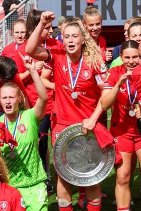 Fußball, Frauen, Twente Enschede feiert den Gewinn der Meisterschaft in den Niederlanden 2025-05-17 FC Twente v AZ - Dutch Azerion Women s Eredivisie ENSCHEDE, NETHERLANDS - MAY 17: Eva Oude Elberink of FC Twente, Danique van Ginkel of FC Twente during the Dutch Azerion Women s Eredivisie match between FC Twente and AZ at Grolsch Veste on May 17, 2025 in Enschede, Netherlands. Enschede Grolsch Veste Netherlands Content not available for redistribution in The Netherlands directly or indirectly through any third parties. Copyright: xPeterxLousx