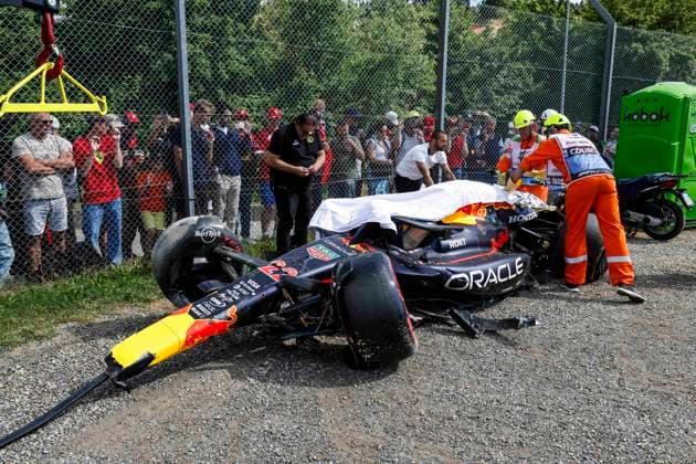 F1 - EMILIA ROMAGNA GRAND PRIX 2025 22 TSUNODA Yuki (jap), Red Bull Racing RB21, action crash, accident, marshall, commissaire de piste, marshal, marshalls, marshals during the Formula 1 AWS Gran Premio del Made in Italy e Dell™Emilia-Romagna 2025, Emilia Romagna Grand Prix 2025, 7th round of the 2025 FIA Formula One World Championship, WM, Weltmeisterschaft from May 16 to 18, 2025 on the Autodromo Internazionale Enzo e Dino Ferrari, in Imola, Italy - ImolaItaly Copyright: xJavierxJimenezx