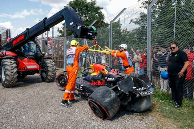 F1 - EMILIA ROMAGNA GRAND PRIX 2025 22 TSUNODA Yuki (jap), Red Bull Racing RB21, action crash, accident, marshall, commissaire de piste, marshal, marshalls, marshals during the Formula 1 AWS Gran Premio del Made in Italy e Dell™Emilia-Romagna 2025, Emilia Romagna Grand Prix 2025, 7th round of the 2025 FIA Formula One World Championship, WM, Weltmeisterschaft from May 16 to 18, 2025 on the Autodromo Internazionale Enzo e Dino Ferrari, in Imola, Italy - ImolaItaly Copyright: xJavierxJimenezx