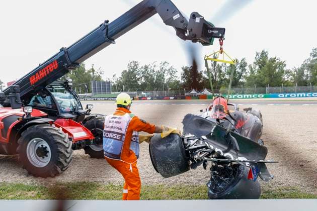 F1 - EMILIA ROMAGNA GRAND PRIX 2025 22 TSUNODA Yuki (jap), Red Bull Racing RB21, action crash, accident, marshall, commissaire de piste, marshal, marshalls, marshals during the Formula 1 AWS Gran Premio del Made in Italy e Dell™Emilia-Romagna 2025, Emilia Romagna Grand Prix 2025, 7th round of the 2025 FIA Formula One World Championship, WM, Weltmeisterschaft from May 16 to 18, 2025 on the Autodromo Internazionale Enzo e Dino Ferrari, in Imola, Italy - ImolaItaly Copyright: xJavierxJimenezx