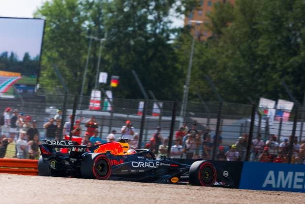 Formula 1 AWS Gran Premio del Made in Italy e dell Emilia-Romagna Alexis Perrin OVERTAKE MAXPPP - Imola 17 05 2025 01 VERSTAPPEN Max (nld), Red Bull Racing, action during the Formula 1 AWS Gran Premio del Made in Italy e dell Emilia-Romagna Grand Prix 2025, the 7th round of the 2025 FIA Formula 1 World Championship, WM, Weltmeisterschaft on the Autodromo Internazionale Enzo e Dino Ferrari from May 15 to 18, 2025, in Imola, Italy Imola Italy  Copyright: xOVERTAKE MAXPPPxAlexisxPerrinx OVT202505173114 OVT202505173114