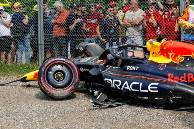 F1 - EMILIA ROMAGNA GRAND PRIX 2025 22 TSUNODA Yuki (jap), Red Bull Racing RB21, action crash, accident, marshall, commissaire de piste, marshal, marshalls, marshals during the Formula 1 AWS Gran Premio del Made in Italy e Dell™Emilia-Romagna 2025, Emilia Romagna Grand Prix 2025, 7th round of the 2025 FIA Formula One World Championship, WM, Weltmeisterschaft from May 16 to 18, 2025 on the Autodromo Internazionale Enzo e Dino Ferrari, in Imola, Italy - ImolaItaly Copyright: xJavierxJimenezx