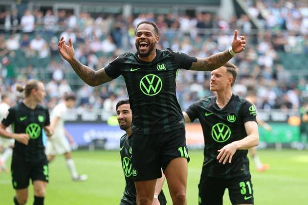Mgladbach vs VfL, 1 BL Mönchengladbach, 17 05 2025, FOOTBALL Borussia Mönchengladbach vs VfL Wolfsburg, 1 BL, Season 2024 25 Lukas Nmecha VfL Wolfsburg cheers with Mohammed Amoura VfL Wolfsburg , Yannick Gerhardt VfL Wolfsburg after his goal for 0 1 Mönchengladbach