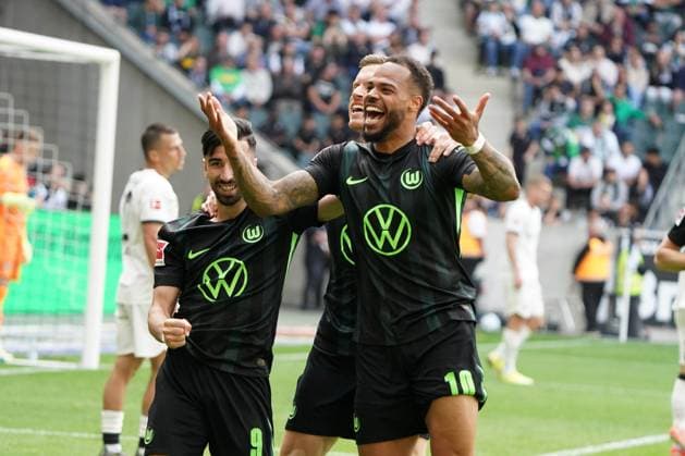 Soccer, 1 BL Season 2024 2025 Borussia Mönchengladbach vs VfL Wolfsburg , 17 05 2025, Stadion im Borussia Park Mönchengladbach, Lukas Nmecha VfL Wolfsburg , cheering action, single picture