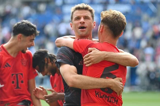 Thomas MUELLER MÜLLER,Bayern Muenchen dances with Joshua KIMMICH Bayern Muenchen ,Farewell,last Bundesliga match Soccer 1 Bundesliga season 2024 2025, 34 Matchday, Matchday34 TSG 1899 Hoffenheim FC Bayern Muenchen 0 4 on 17 05 2025, PreZero ARENA