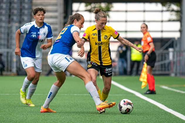 Fußball, Frauen, BSC Young Boys Bern - Grasshopper Club Zürich Bern, Switzerland, May 17th 2025 Lisa Josten (24 BSC YB Frauen), right, and Tamar Dongus (32 GC Frauenfussball), left, in action during the AXA Womens Super League Playoff Final between BSC YB Frauen v GC Frauenfussball at Wankdorf Stadium, Switzerland. (Priscila Bütler SPP) Copyright: xPriscilaxBütlerx xSPPx spp-en-PrBSp-_A925851_1