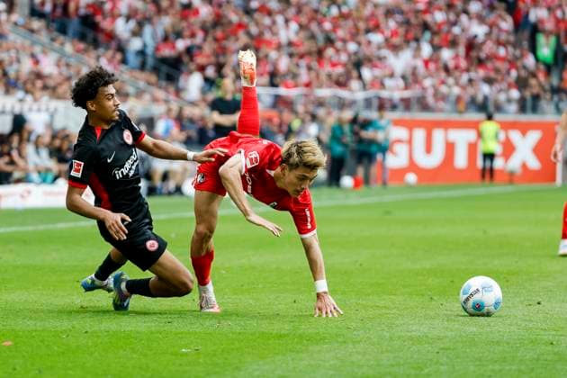 Nathaniel Brown Eintracht Frankfurt, 21 and Ritsu Doan SC Freiburg, 42 in duel , Germany, Soccer, 1 Bundesliga, Matchday 34, 2024 2025, SC Freiburg vs Eintracht Frankfurt, 17 05 2025, Europa Park Stadion, Freiburg im Breisgau, Germany DFL REGULATIONS PROHIBIT ANY USE OF PHOTOGRAPHS AS IMAGE SEQUENCES AND OR QUASI VIDEO Freiburg im Breisgau Europa Park Stadion Baden Württemberg Germany Copyright: xGrantxHubbsx