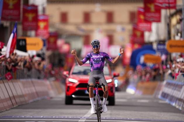 Plapp Lucas of Team Jayco Alula celebrates as he cycles to the finish line to win during the stage 8 of the Giro d™Italia from Giulianova to Castelraimondo, Italy - Saturday, May 17, 2025. - cycling.  Copyright: xFabioxFerrari LaPressex