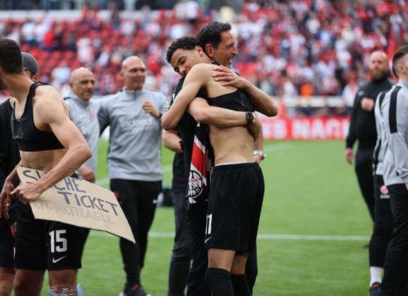 17 05 2025, Soccer Bundesliga, SC Freiburg Eintracht Frankfurt, emonline, emspor, v l , Hugo Ekitike Eintracht Frankfurt embraces coach Dino Toppmöller Eintracht Frankfurt DFL DFB REGULATIONS PROHIBIT ANY USE OF PHOTOGRAPHS AS IMAGE SEQUENCES AND OR QUASI VIDEO xdcx Copyright: HMBxMedia Claus