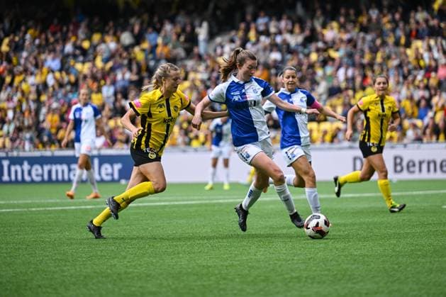 17 05 2025, Bern, Stadion Wankdorf, Women s Super League Final 2 BSC YB Frauen GC Frauenfussball, 4 Victoria Laino Grasshopper Club Zurich in duel with 12 Athena Kuehn Young Boys Bern Stadion Wankdorf Bern Switzerland Copyright: xJustPictures.ch KjetilxWaberx jp-en-KjWa-KW1_7666