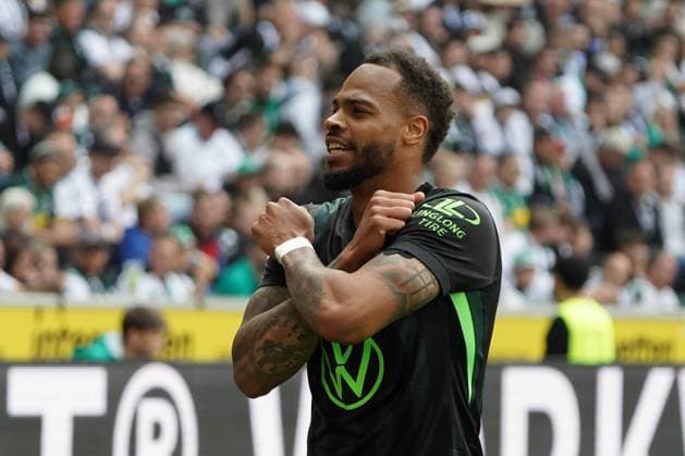 Soccer, 1 BL Season 2024 2025 Borussia Mönchengladbach vs VfL Wolfsburg , 17 05 2025, Stadion im Borussia Park Mönchengladbach, Lukas Nmecha VfL Wolfsburg , cheering action, single picture