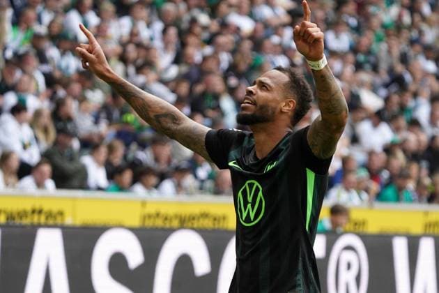 Soccer, 1 BL Season 2024 2025 Borussia Mönchengladbach vs VfL Wolfsburg , 17 05 2025, Stadion im Borussia Park Mönchengladbach, Lukas Nmecha VfL Wolfsburg , cheering action, single picture