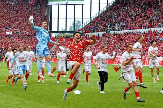 Bilder des Jahres 2025, Sport 05 Mai Sport Themen der Woche KW20 Mainz, Deutschland 17. Mai 2025: 1. BL - 2024 2025 - FSV Mainz 05 vs. Bayer 04 Leverkusen Im Bild: Mainzer Spieler feiern ausgelassen den Einzug nach Europa. DFL regulations prohibit any use of photographs as image sequences and or quasi-video Mewa Arena Rheinland - Pfalz *** Mainz, Germany 17 May 2025 1 BL 2024 2025 FSV Mainz 05 vs Bayer 04 Leverkusen In the picture Mainz players celebrate exuberantly the entry into Europe DFL regulations prohibit any use of photographs as image sequences and or quasi video Mewa Arena Rheinland Pfalz Copyright: xFotostandx xRacochax