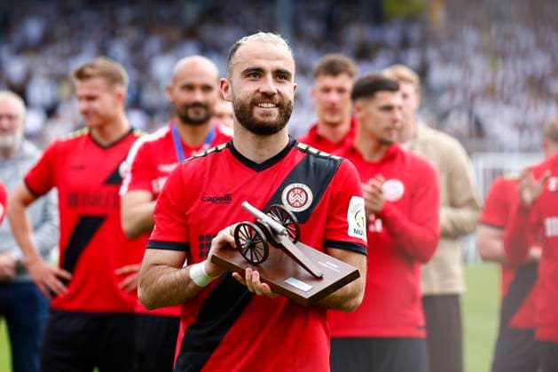 17 05 2025, xavx, Soccer 3 Liga, SV Wehen Wiesbaden Alemannia Aachen v l Fatih Kaya SV Wehen Wiesbaden with the KICKER Goal Scorers Crown DFL DFB REGULATIONS PROHIBIT ANY USE OF PHOTOGRAPHS as IMAGE SEQUENCES and or QUASI VIDEO Wiesbaden