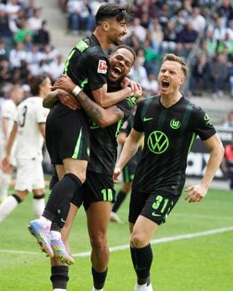 Football, 1 BL Season 2024 2025 Borussia Mönchengladbach vs VfL Wolfsburg , 17 05 2025, Stadion im Borussia Park Mönchengladbach, Mohammed Elamine Amoura Lukas Nmecha, Yannick Gerhardt all VfL Wolfsburg , cheer
