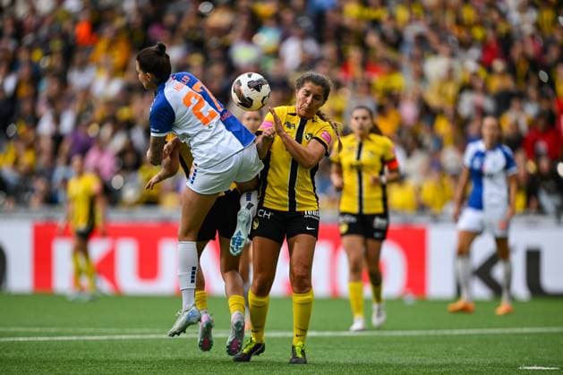 17 05 2025, Bern, Stadion Wankdorf, Women s Super League Final 2 BSC YB Frauen GC Frauenfussball, 14 Courtney Strode BSC YB Frauen in duel with 27 Melanie Muller GC Bern Stadion Wankdorf Bern Switzerland Copyright: xJustPictures.ch KjetilxWaberx jp-en-KjWa-KW2_0912