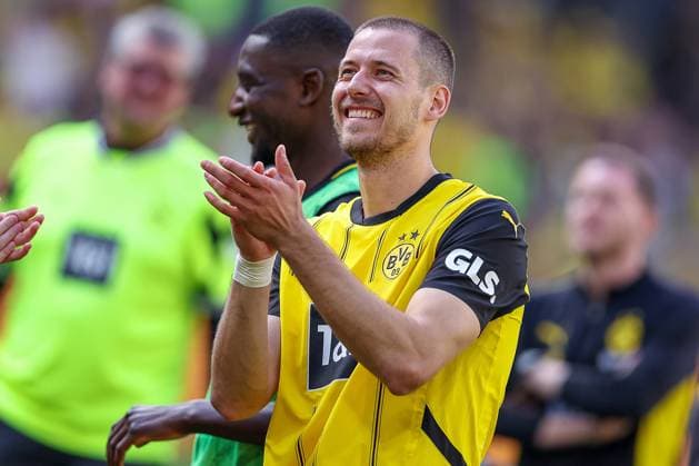 17.05.2025, Fußball, Borussia Dortmund - Holstein Kiel, 1. Fußball Bundesliga, 34. Spieltag, Signal Iduna Park, Saison 2024 2025: Abschlussjubel nach dem 3:0 Sieg und dem Einzug in die Champions League. Waldemar Anton (BVB 3) DFB regulations prohibit any use of photographs as image sequences and or quasi-video. Nordrhein-Westfalen Deutschland *** 17 05 2025, Football, Borussia Dortmund Holstein Kiel, 1 Soccer Bundesliga, 34 Matchday, Signal Iduna Park, Season 2024 2025 Final celebration after the 3 0 victory and entry into the Champions League Waldemar Anton BVB 3 DFB regulations prohibit any use of photographs as image sequences and or quasi video North Rhine-Westphalia Germany