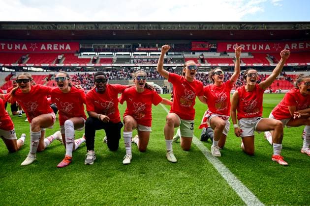 Fußball, Frauen, Slavia Prag feiert den Gewinn der Meisterschaft in Tschechien Utkani 5. kola nadstavby fotbalove ligy zen, skupina o titul: Slavia Praha - Sparta Praha, 17. kvetna 2025, Praha. Hracky Slavie se raduji z vitezstvi a ligoveho titulu. (CTKxPhoto OndrejxDeml) CTKPhotoP2025051704077  CTKPhotoP2025051704077