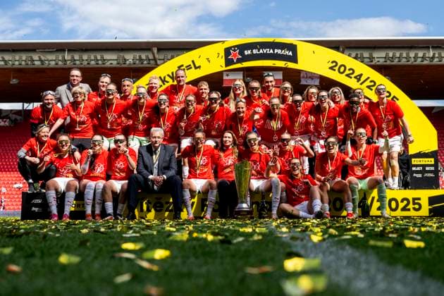 Fußball, Frauen, Slavia Prag feiert den Gewinn der Meisterschaft in Tschechien Utkani 5. kola nadstavby fotbalove ligy zen, skupina o titul: Slavia Praha - Sparta Praha, 17. kvetna 2025, Praha. Hracky Slavie se raduji ze zisku titulu. (CTKxPhoto OndrejxDeml) CTKPhotoP2025051704149  CTKPhotoP2025051704149