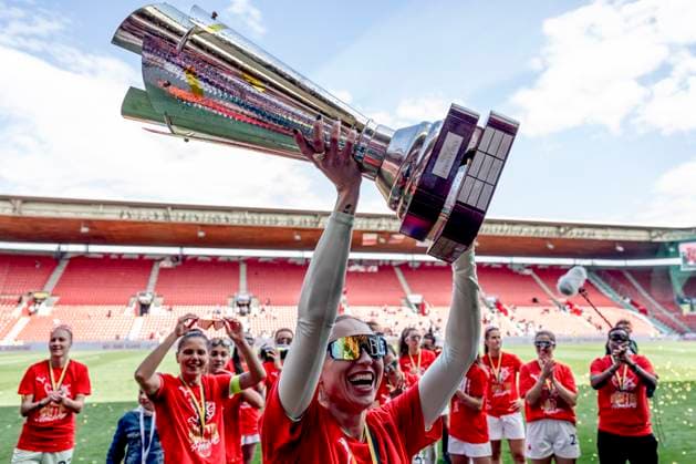 Fußball, Frauen, Slavia Prag feiert den Gewinn der Meisterschaft in Tschechien Utkani 5. kola nadstavby fotbalove ligy zen, skupina o titul: Slavia Praha - Sparta Praha, 17. kvetna 2025, Praha. Hracky Slavie se raduji ze zisku titulu. (CTKxPhoto OndrejxDeml) CTKPhotoP2025051704313  CTKPhotoP2025051704313