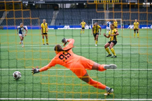 17 05 2025, Bern, Stadion Wankdorf, Women s Super League Final 2 BSC YB Frauen GC Frauenfussball, 14 Courtney Aliza Strode Young Boys with penalty goal against 99 Lauren Rose Kozal GC Bern Stadion Wankdorf Bern Switzerland Copyright: xJustPictures.ch KjetilxWaberx jp-en-KjWa-KW1_8035