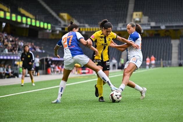 17 05 2025, Bern, Stadion Wankdorf, Women s Super League Final 2 BSC YB Frauen GC Frauenfussball, 26 Laura Frey Young Boys in duel with 20 Janina Egli GC, right and 27 Melanie Muller GC, left Bern Stadion Wankdorf Bern Switzerland Copyright: xJustPictures.ch KjetilxWaberx jp-en-KjWa-KW1_7927