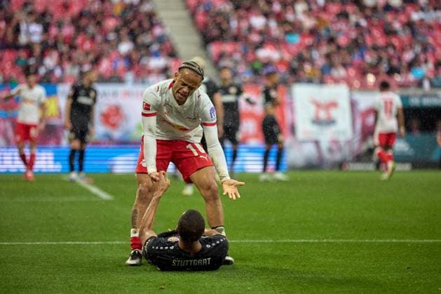 Sport Themen der Woche KW20 17.05.2025, Fußball, Männer, Bundesliga, 2024 2025, RB Leipzig - VfB Stuttgart Xavi Simons (10, RB Leipzig), ist genervt, will Josha Vagnoman (4, VfB Stuttgart) hochzerren, im Regen Leipzig Red Bull Arena Sachsen Deutschland *** 17 05 2025, Football, Men, Bundesliga, 2024 2025, RB Leipzig VfB Stuttgart Xavi Simons 10, RB Leipzig , is annoyed, wants to drag Josha Vagnoman 4, VfB Stuttgart up, in the rain Leipzig Red Bull Arena Saxony Germany