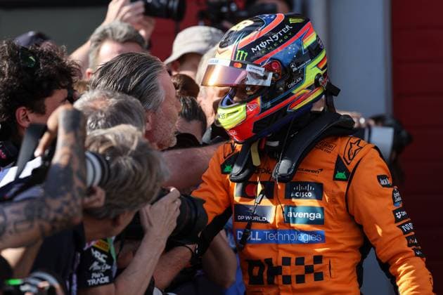 Foto IPP Enrico Schiavi Imola 17-05-2025 Formula 1 F1 Gran Premio del Made in Italy e dell’Emilia Romagna 2025 Qualifiche nella foto: a dx. Oscar Piastri - McLaren con Zak Brown - McLaren Imola italy ITALIA ITALY  Copyright: xR4924_italyphotopressx