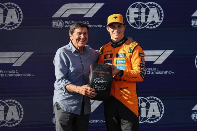 Foto IPP Enrico Schiavi Imola 17-05-2025 Formula 1 F1 Gran Premio del Made in Italy e dell’Emilia Romagna 2025 Qualifiche nella foto: da sx. Gianni Morandi con Oscar Piastri - McLaren Imola italy ITALIA ITALY  Copyright: xR4924_italyphotopressx