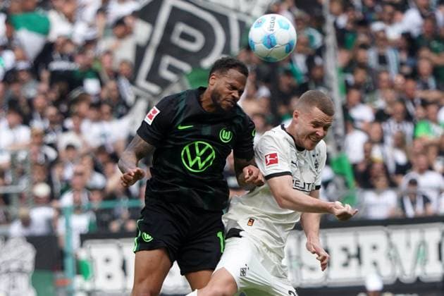 Football, 1 BL Season 2024 2025 Borussia Mönchengladbach vs VfL Wolfsburg , 17 05 2025, Stadion im Borussia Park Mönchengladbach, Lukas Nmecha, VfL Wolfsburg ,Nico Elvedi Gladbach