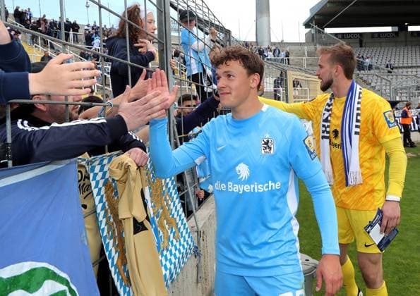 Football, Men, 3 Liga, Season 2024 2025, TSV 1860 München FC Erzgebirge Aue, Grünwalder Stadion Lukas Reich TSV 1860 München says goodbye to the fans at the fence DFB regulations prohibit any use of photographs as image sequences and or quasi video