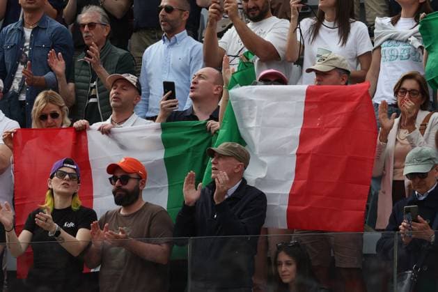 Rome, Italy 05 17 2025: Fans with the Italian flag. Women s singles final, competition Jasmine Paolini (ITA) rank 5 seen in action against Coco Gauff (USA) rank 3 during the Internazionali BNL d Italia 2025 WTA, Tennis Damen Masters 1000 women s circuit in Rome at the Foro Italico.  Copyright: xmarcoxiacobuccix xipa-agency.netx xmarcoxiacobuccix 0819209211st