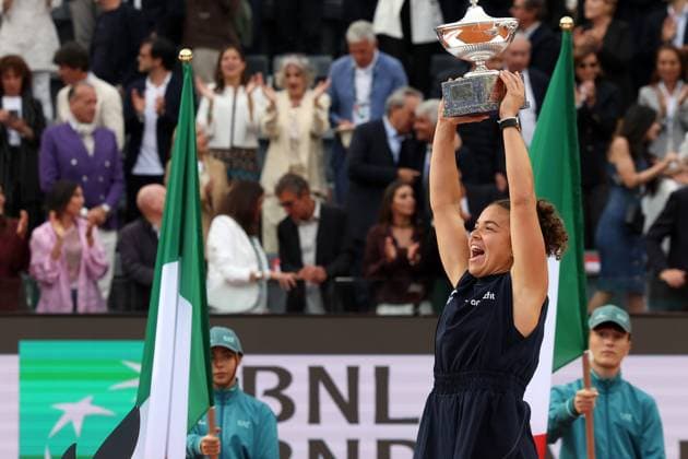Rome, Italy 05 17 2025: Women s singles final, Jasmine Paolini (ITA) rank 5 wins the cup against Coco Gauff (USA) rank 3 during the Internazionali BNL d Italia 2025 WTA, Tennis Damen Masters 1000 women s circuit in Rome at the Foro Italico.  Copyright: xmarcoxiacobuccix xipa-agency.netx xmarcoxiacobuccix 0819231524st