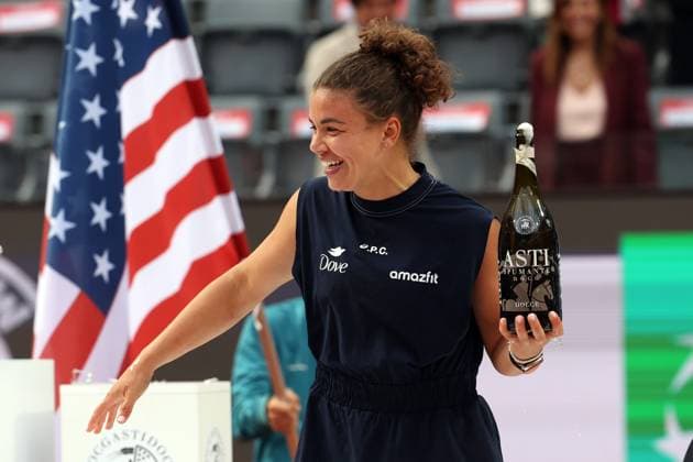 Rome, Italy 05 17 2025: Women s singles final, Jasmine Paolini (ITA) rank 5 wins the cup against Coco Gauff (USA) rank 3 during the Internazionali BNL d Italia 2025 WTA, Tennis Damen Masters 1000 women s circuit in Rome at the Foro Italico.  Copyright: xmarcoxiacobuccix xipa-agency.netx xmarcoxiacobuccix 0819231582st