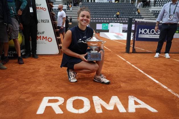Rome, Italy 05 17 2025: Women s singles final, Jasmine Paolini (ITA) rank 5 wins the cup against Coco Gauff (USA) rank 3 during the Internazionali BNL d Italia 2025 WTA, Tennis Damen Masters 1000 women s circuit in Rome at the Foro Italico.  Copyright: xmarcoxiacobuccix xipa-agency.netx xmarcoxiacobuccix 0819232420st