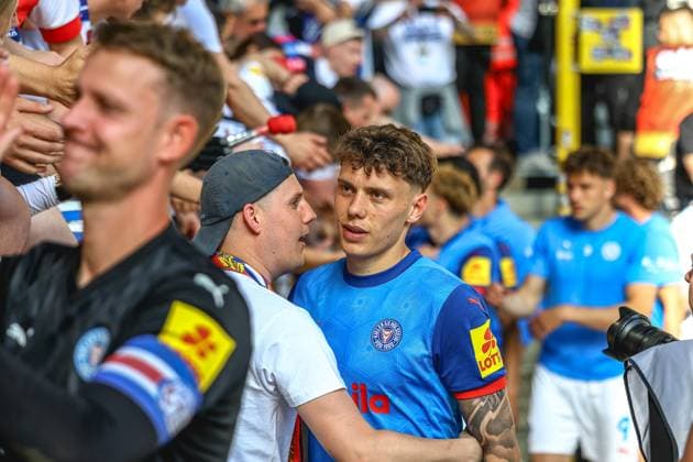 Soccer I Men I Season 2024 2025 I Bundesliga I Matchday 34 I Borussia Dortmund Holstein Kiel I 17 05 2025 Nicolai Remberg 22, Holstein Kiel is hugged by a fan Copyright: xLobeca JasperxLorenzx
