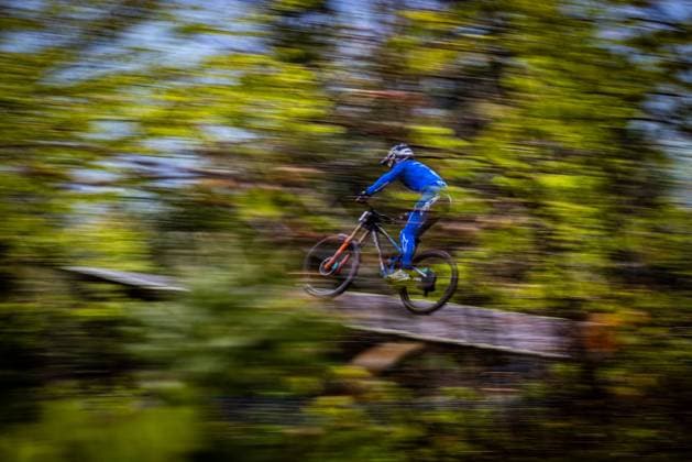 Whoop UCI MTB World Series DHI Worldcup Bielsko BiaÅa PINKERTON Ryan MONDRAKER FACTORY RACING DHat Whoop UCI MTB World Series DHI Worldcup Bielsko BiaÅa, 17 05 2025,in Szczyrk,POL Photo Sebastian Sternemann