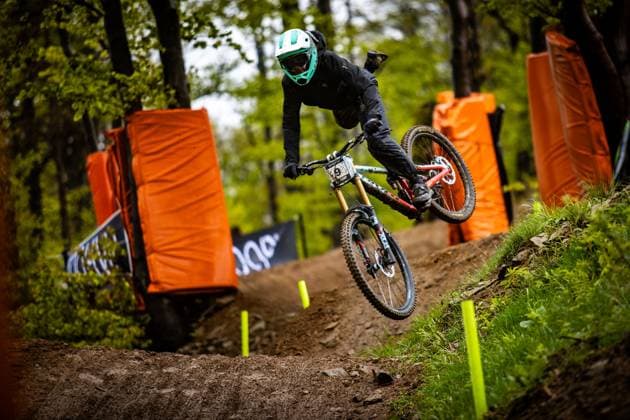 Whoop UCI MTB World Series DHI Worldcup Bielsko BiaÅa BINDHAMMER Emma is crasching at Whoop UCI MTB World Series DHI Worldcup Bielsko BiaÅa, 17 05 2025,in Szczyrk,POL Photo Sebastian Sternemann