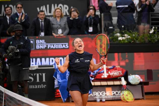 May 17, 2025, Roma, Italia: Jasmine Paolini of Italy celebrates the victory at the end of her women s final match against Coco Gauff of USA (not pictured) at the Italian Open tennis tournament at Foro Italico sports complex, in Rome, 17 May 2025. The Italian Open tennis tournament is held between 07 and 18 May 2025. ANSA FABRIZIO CORRADETTI Tennis: Paolini Batte Gauff E Vince Gli Internazionali D Italia  - ZUMAa110 20250517_zaf_a110_121 Copyright: xFabrizioxCorradettix