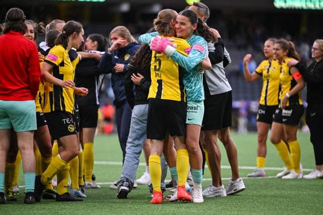 17 05 2025, Bern, Stadion Wankdorf, Women s Super League Final 2 BSC YB Frauen GC Frauenfussball, goalkeeper Tamara Biedermann BSC YB Frauen, right and 14 Courtney Strode BSC YB Frauen, left after the game Bern Stadion Wankdorf Bern Switzerland Copyright: xJustPictures.ch KjetilxWaberx jp-en-KjWa-KW1_9128