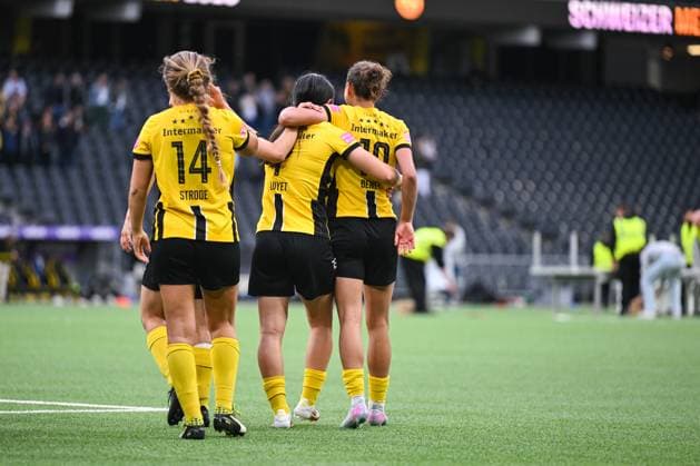 17 05 2025, Bern, Stadion Wankdorf, Women s Super League Final 2 BSC YB Frauen GC Frauenfussball, 10 Iman Beney Young Boys , 7 Naomi Luyet Young Boys and 14 Courtney Aliza Strode Young Boys after the final Bern Stadion Wankdorf Bern Switzerland Copyright: xJustPictures.ch KjetilxWaberx jp-en-KjWa-KW1_9274