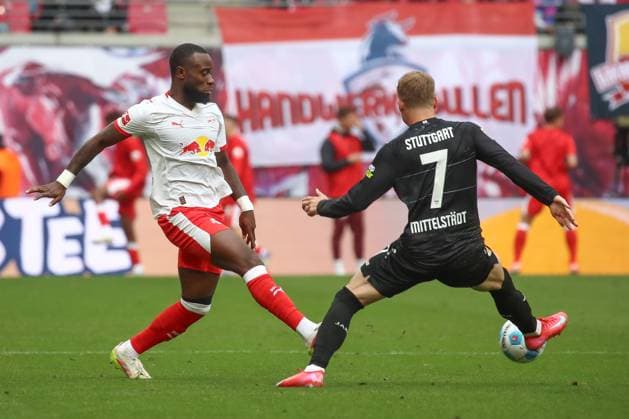 17 05 2025, xgox, Soccer 1 Bundesliga, RB Leipzig VfB Stuttgart emspor, v l Lutsharel Geertruida Leipzig, 3 , Maximilian Mittelstaedt Stuttgart, 7 duel, duel, fight, tackle DFL DFB REGULATIONS PROHIBIT ANY USE OF PHOTOGRAPHS as IMAGE SEQUENCES and or QUASI VIDEO Leipzig