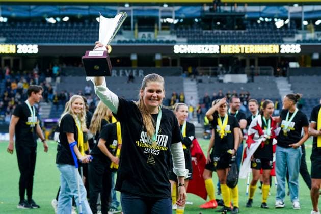 17 05 2025, Bern, Stadion Wankdorf, Women s Super League Final 2 BSC YB Frauen GC Frauenfussball, coach Imke Wubbenhorst BSC YB Frauen pose with the trophy Bern Stadion Wankdorf Bern Switzerland Copyright: xJustPictures.ch DanielaxPorcellix jp-en-DaPo-20250517-DP200930