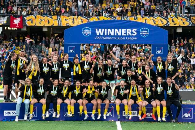 Bern, Switzerland, May 17th 2025 BSC YB Frauen team celebrating with the trophy during the AXA Womens Super League Playoff Final between BSC YB Frauen v GC Frauenfussball at Wankdorf Stadium, Switzerland. (Priscila Bütler SPP) Copyright: xPriscilaxBütlerx xSPPx spp-en-PrBSp-_A928209_1