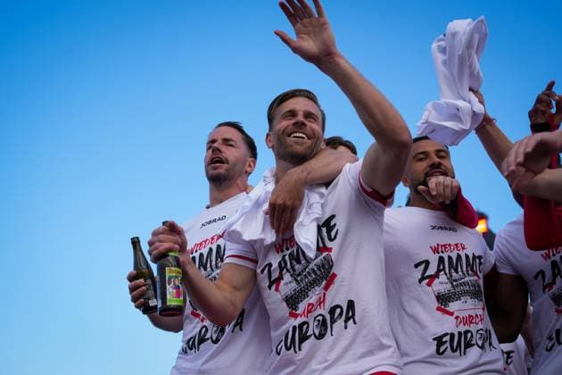Bilder des Jahres 2025, Sport 05 Mai Sport Themen der Woche KW20 Sport Bilder des Tages Deutschland, Fußball, 1. Bundesliga, Saison 2024 2025, 34. Spieltag SC Freiburg vs. Eintracht Frankfurt Europa-Park-Stadion (Freiburg): Feiern, Auf der Bühne, Fans, Europa, Party, Lucas Höler (SC Freiburg, 09) Christian Guenter (SC Freiburg, 30) Freiburg Europa Park Stadion Baden-Württemberg Deutschland *** Germany, Football, 1 Bundesliga, Season 2024 2025, 34 Matchday SC Freiburg vs Eintracht Frankfurt Europa Park Stadion Freiburg Celebrations, On stage, Fans, Europe, Party, Lucas Höler SC Freiburg, 09 Christian Guenter SC Freiburg, 30 Freiburg Europa Park Stadion Baden Württemberg Germany Copyright: xFINLEYxMÖRCHx