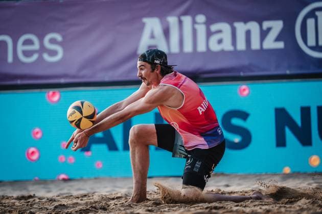 Beach volleyball men Allianz German Beach Tour 2025 Tourstop Düsseldorf 17 05 2025 Jannik Kühlborn plays the ball Düsseldorf Robert Lehr Ufer Nordrhein Westfalen Germany