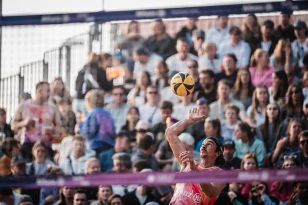 Beach volleyball men Allianz German Beach Tour 2025 Tourstop Düsseldorf 17 05 2025 Serve by Jannik Kühlborn Düsseldorf Robert Lehr Ufer Nordrhein Westfalen Germany