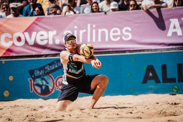 Beach volleyball men Allianz German Beach Tour 2025 Tourstop Düsseldorf 17 05 2025 Nils Ehlers takes the ball Düsseldorf Robert Lehr Ufer Nordrhein Westfalen Germany